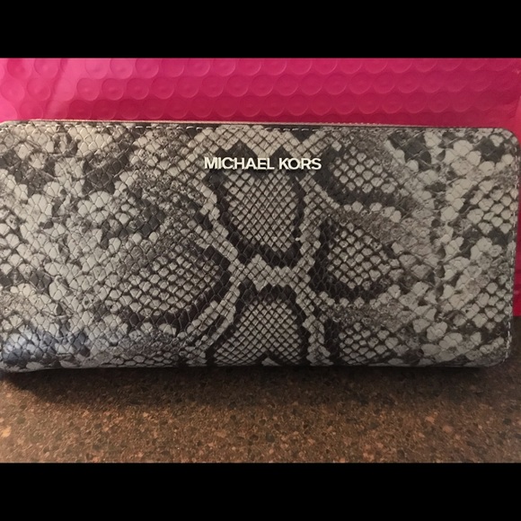 Kate Spade, Michael Kors, Coach wallets and purses - Picture 2 of 8